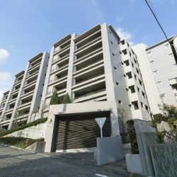 【ドレッセあざみ野コリーナコート】<br> 所在地　：神奈川県横浜市青葉区あざみ野南2丁目<br> 交通　　：東急田園都市線「あざみ野」駅 徒歩5分<br> 専有面積：72.17m2 ～ 127.73m2<br> 築年月　：2005年2月<br> 階建　　：9階建<br> 総戸数　：119戸<br> 分譲会社：東京急行電鉄（株）