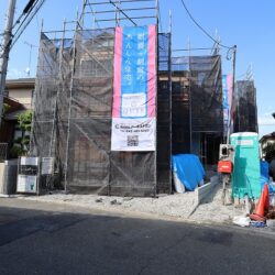 ■家事動線が考えられた生活のしやすい間取 ■オープンカウンター採用で開放感のあるリビングダイニングキッチン ■広めの主寝室でゆとりある間取り ■各居室に収納スペース