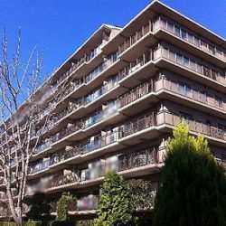 【あおば山の手台グラン・ジャルダン五番館】<br> 所在地　：神奈川県横浜市青葉区奈良３丁目<br> 交通　　：東急こどもの国線「こどもの国」駅徒歩13分<br> 総戸数　：62戸<br> 建物構造：ＲＣ<br> 階数　　：8階<br> 築年月　：1999年7月<br> 施主　　：東急不動産｜日本新都市開発<br> 施工　　：三井建設｜東急建設