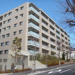 【ザ・パークハウス市ヶ尾イースト】<br> 所在地　：神奈川県横浜市青葉区市ケ尾町<br> 交通　　：東急田園都市線「市が尾」駅 徒歩5分<br> 総戸数　：142戸<br> 建物構造：ＲＣ<br> 階数　　：地上7階<br> 築年月　：2012年1月<br> 施主　　：三菱地所レジデンス<br> 施工　　：フジタ