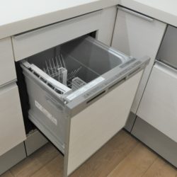 食洗器付き、忙しい奥様には大変便利な設備です。食器が少なければ、洗って乾燥のみも可能です。(キッチン)