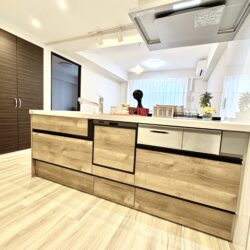 オープンキッチン、機能性だけでなく、開放感もあります(キッチン)